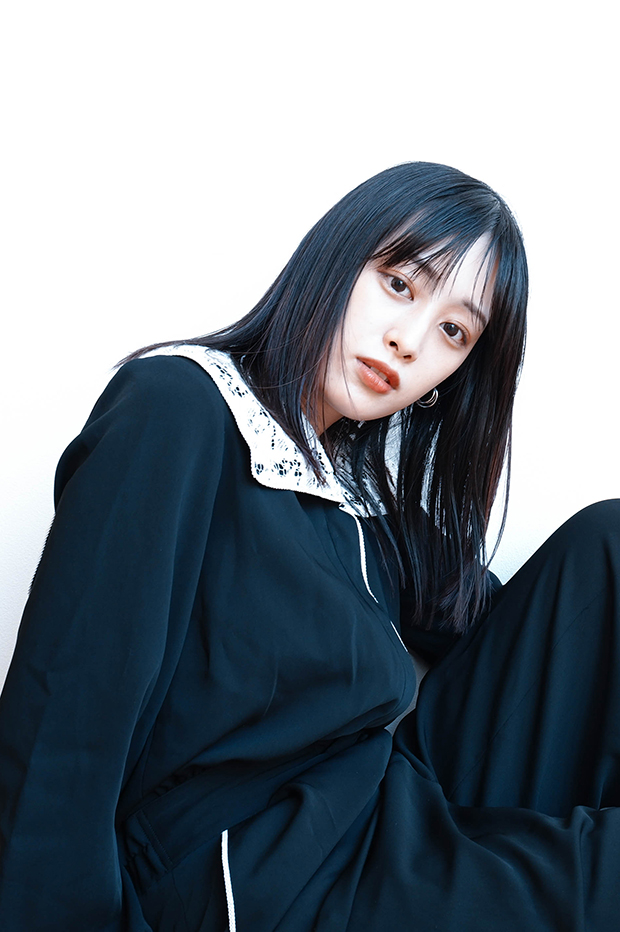 つややかな髪の美しさを最大限に引き出しつつ、ほどよく揺らぎを持たせたロングヘア
